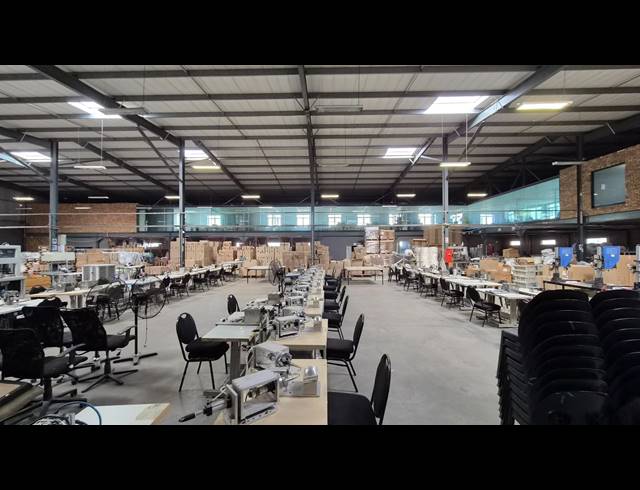 2,395M² WAREHOUSE TO LET IN JET PARK